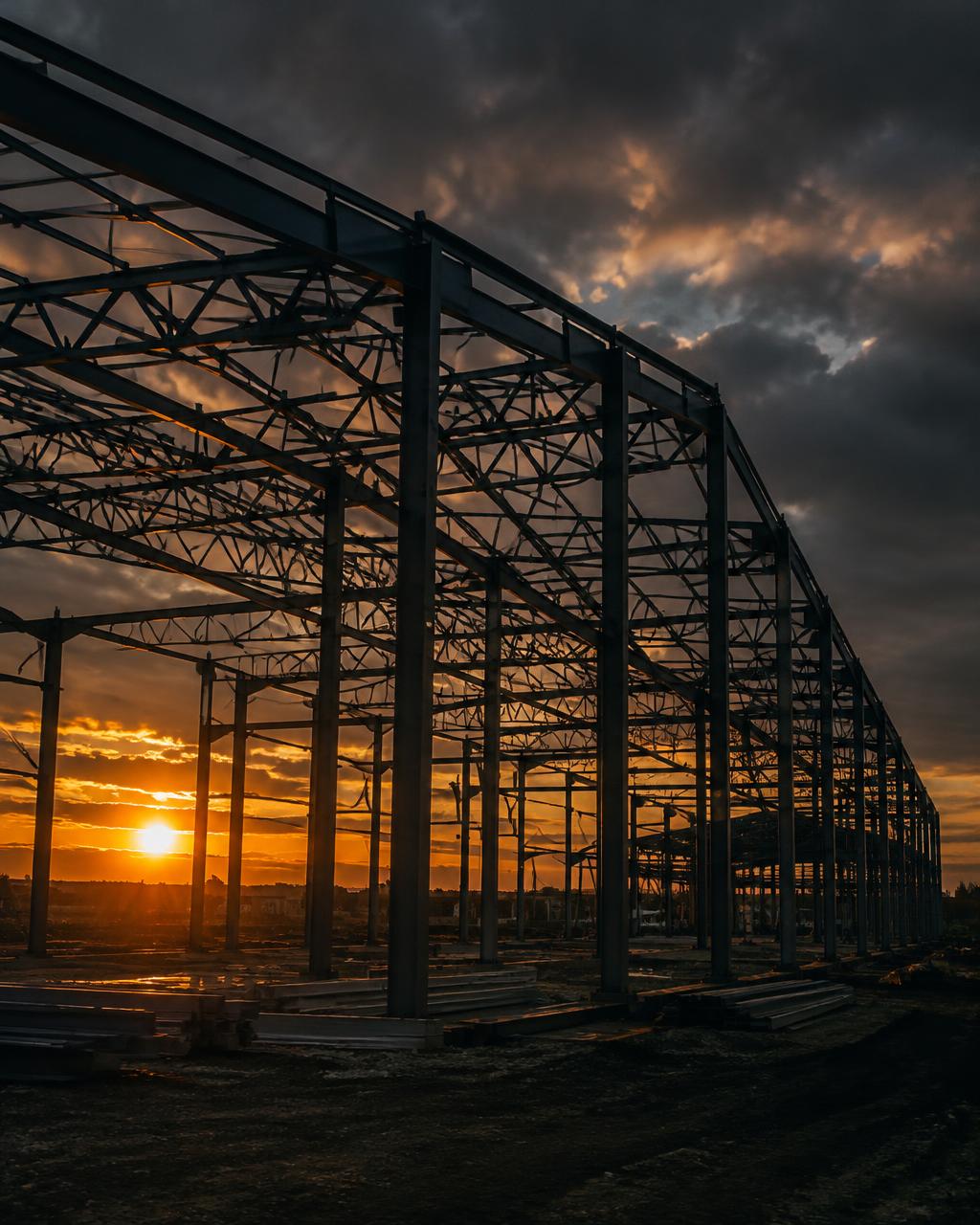 Estrutura metálica industrial ao pôr do sol